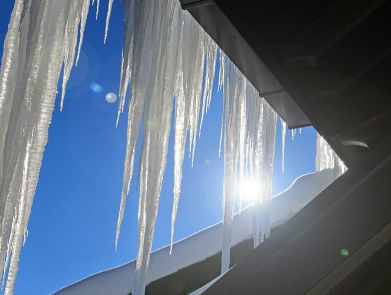 Дээврээс мөс унаж гэмтээх аюултай